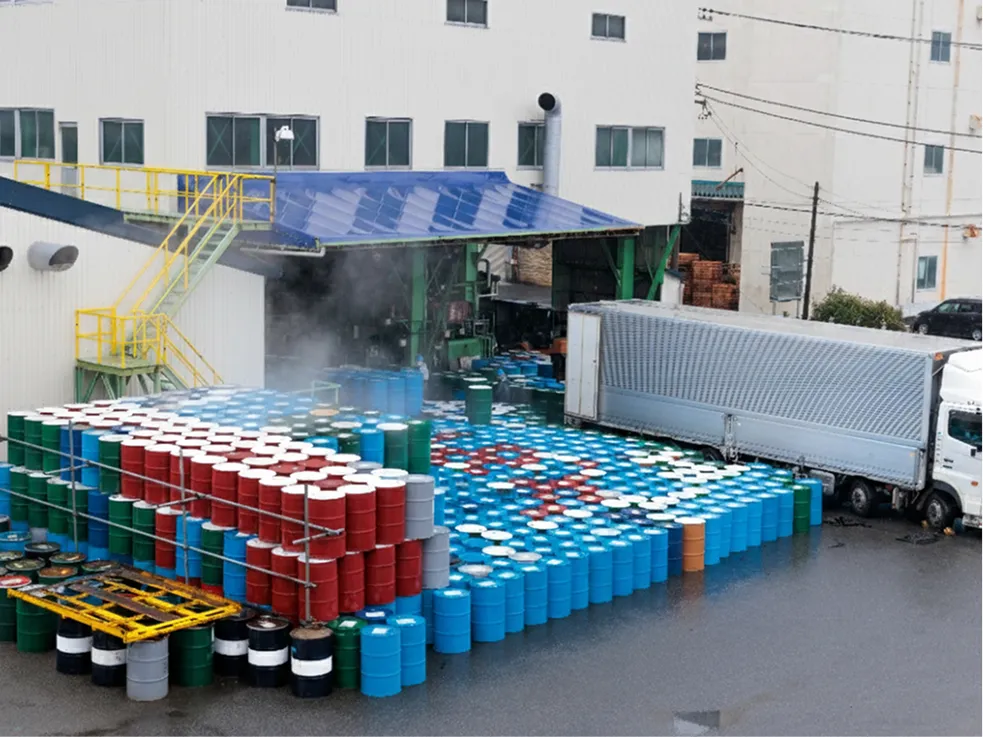 工場で並ぶドラム缶