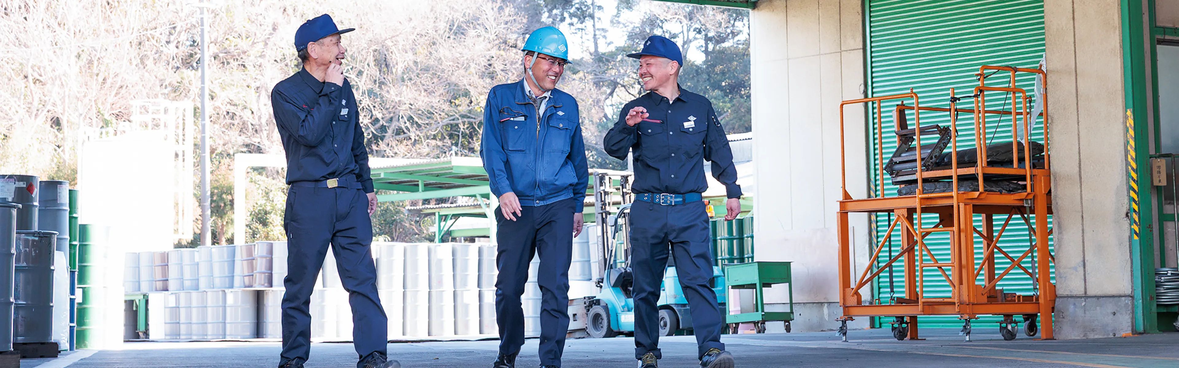 横浜容器工業で働く社員の様子